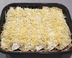 In einer Auflaufform gefüllte Wraps mit Käse bestreut.