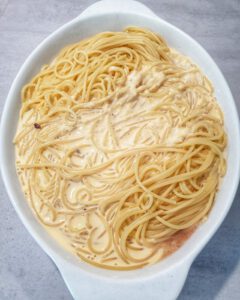 Spaghetti mit Sahne-Käse-Soße in einer Auflaufform.