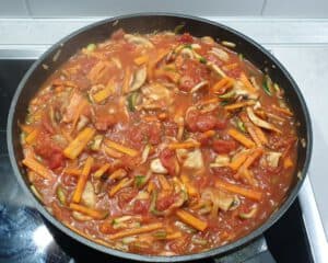 Gekochte Soße mit Gemüse für eine Gemüse Lasagne.