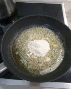 In einer Pfanne geschmolzene Butter mit Mehl.