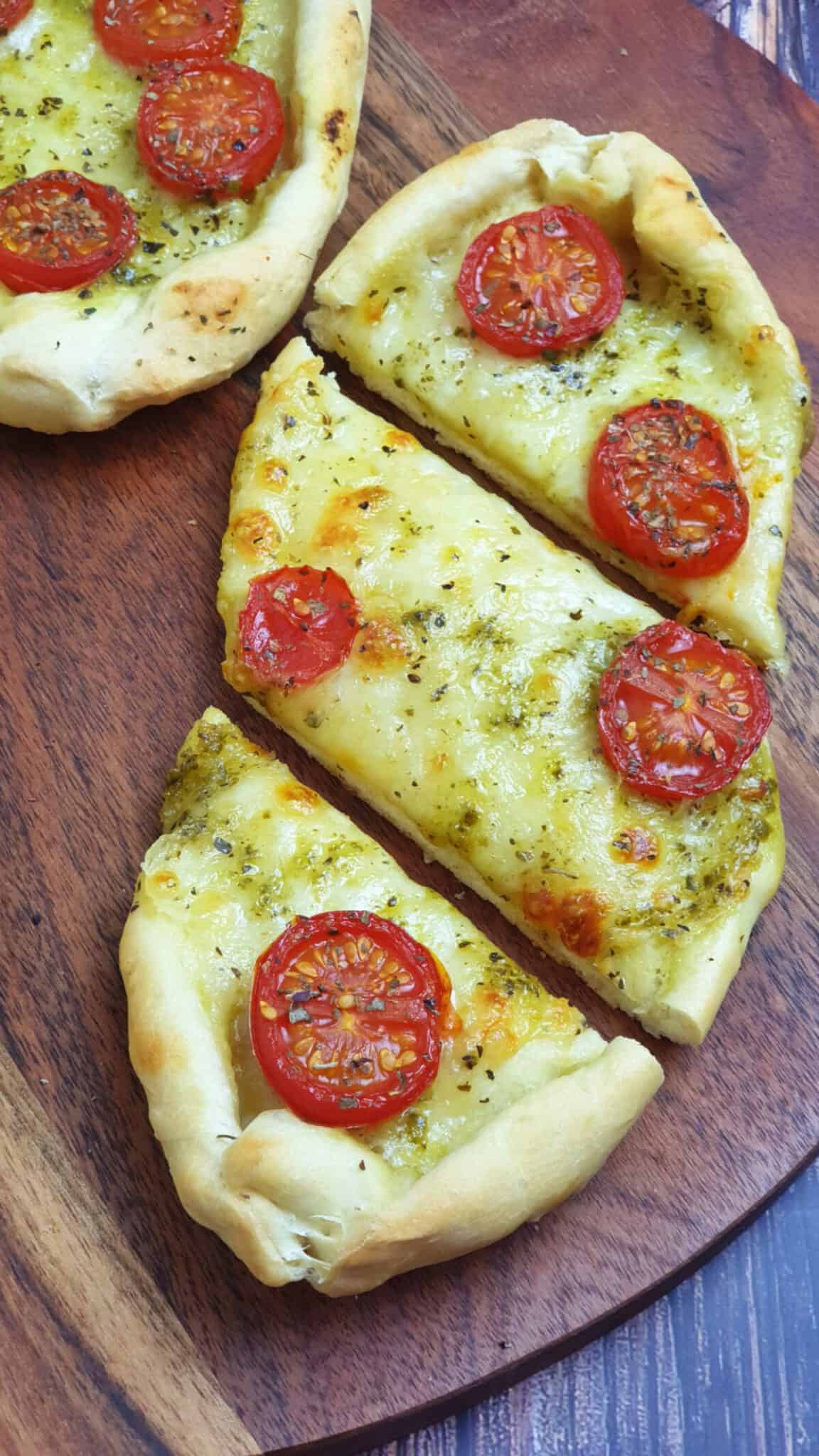 Pizza Schiffchen Tomate Mozzarella - Lydiasfoodblog