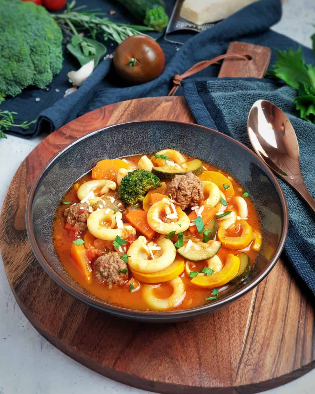 Minestrone - Italienische Gemüsesuppe mit Hackbällchen - Lydiasfoodblog