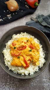 In einer grauen Schale Paprika Geschnetzeltes mit Reis.