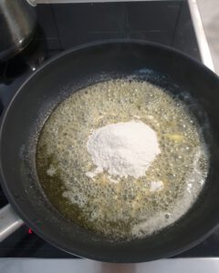 In einer Pfanne etwas Mehl in zerlassener Butter.
