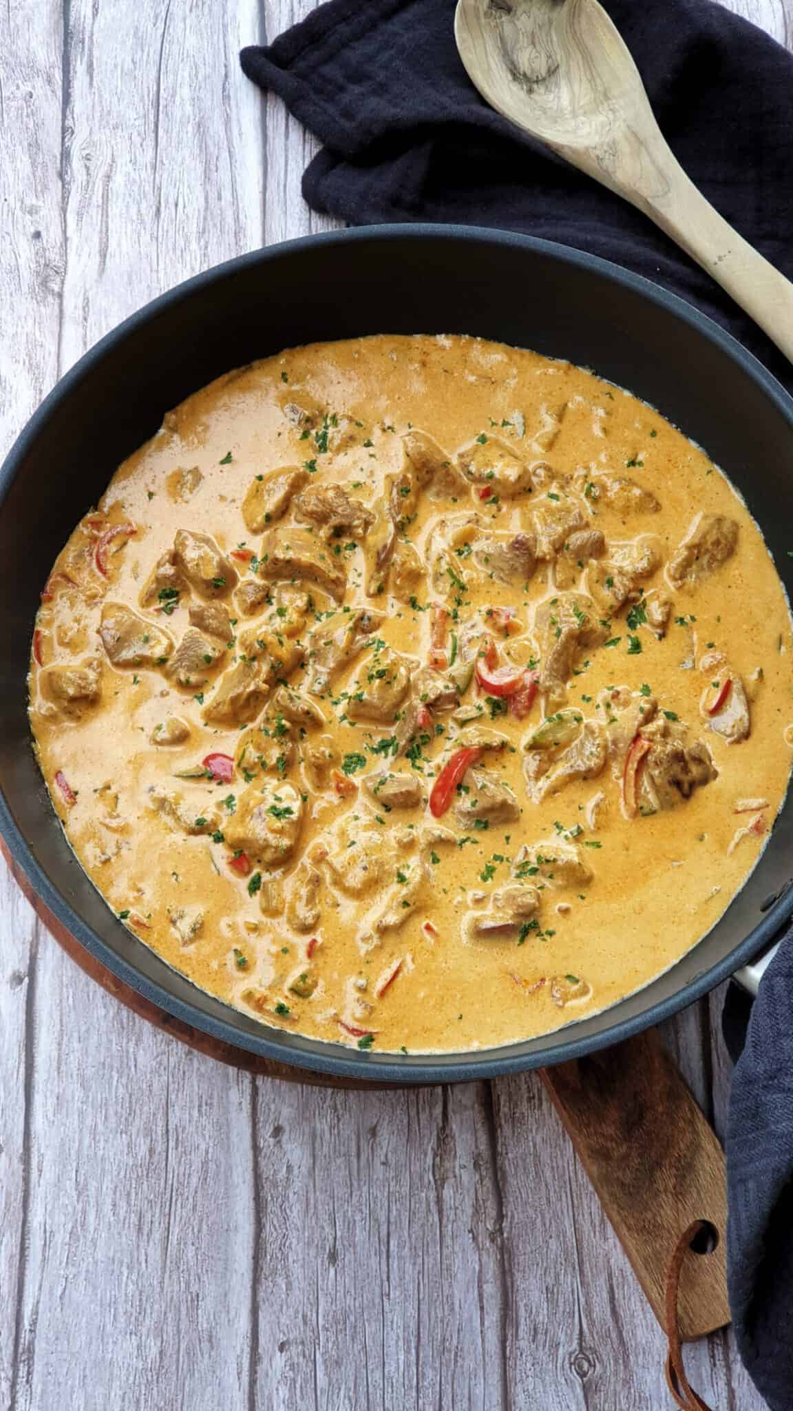 Putengulasch mit Paprika und Zucchini