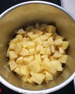 In einem Topf in Würfel geschnittene Kartoffeln.