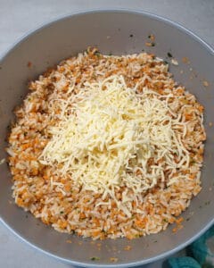 In einer grauen Schale eine vegetarische Masse aus Reis und Käse für Frikadellen.