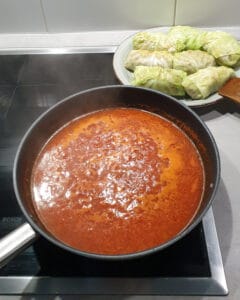 In einer Pfanne kochende Tomatensoße.