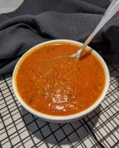 Fertig gekochte Tomatensoße in einer Schale.