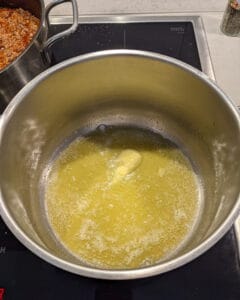 Zerlassene Butter in einem Topf.