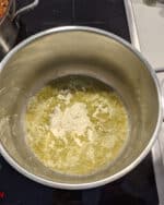Zerlassene Butter mit Mehl in einem Topf.
