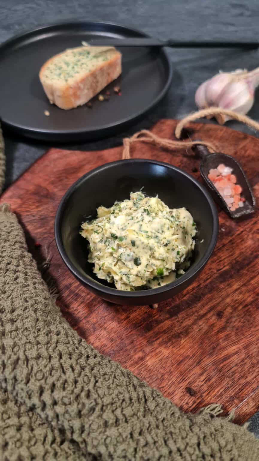 Kräuterbutter einfach selber machen mit Knoblauch und Kräutern ...