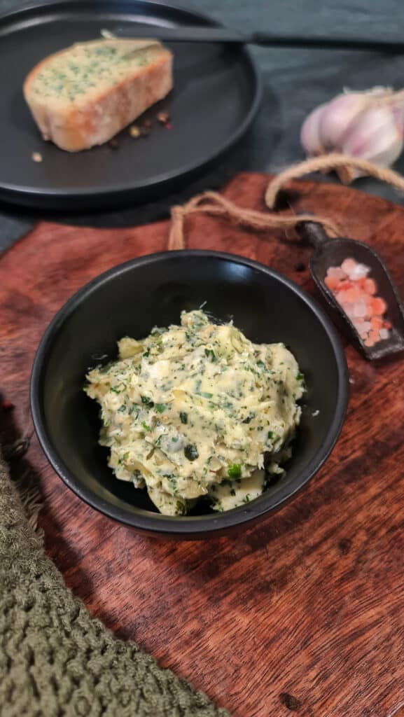 Kräuterbutter einfach selber machen mit Knoblauch und Kräutern ...