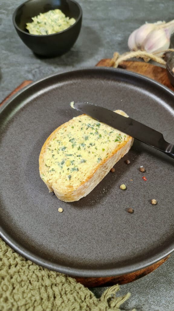 Kräuterbutter einfach selber machen mit Knoblauch und Kräutern ...